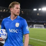 Kevin De Bruyne in blauw Napoli-tenue tijdens een nieuw moment na de wedstrijd op het veld.
