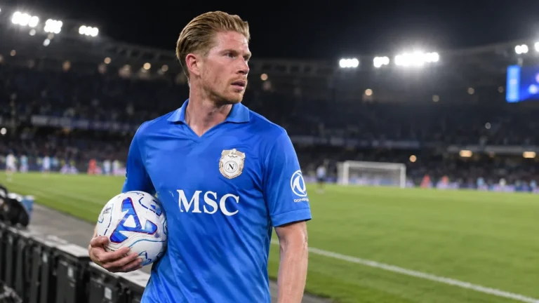 Kevin De Bruyne in blauw Napoli-tenue tijdens een nieuw moment na de wedstrijd op het veld.