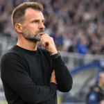 Ivan Leko staat geconcentreerd aan de zijlijn van een stadion.