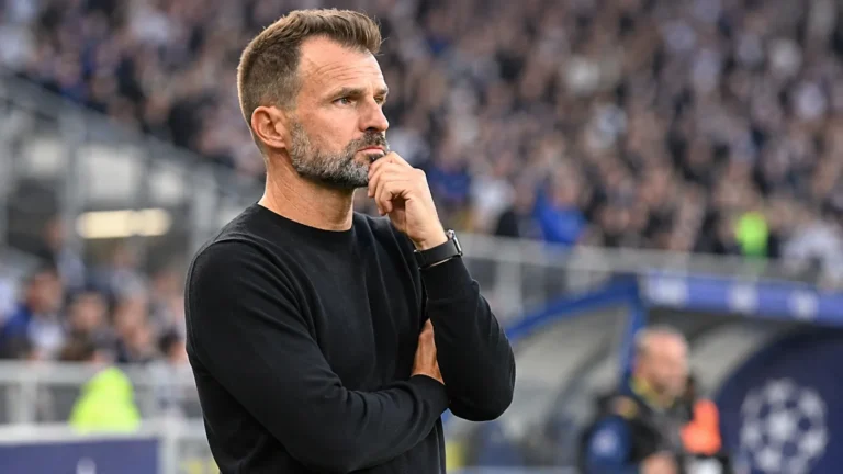 Ivan Leko staat geconcentreerd aan de zijlijn van een stadion.