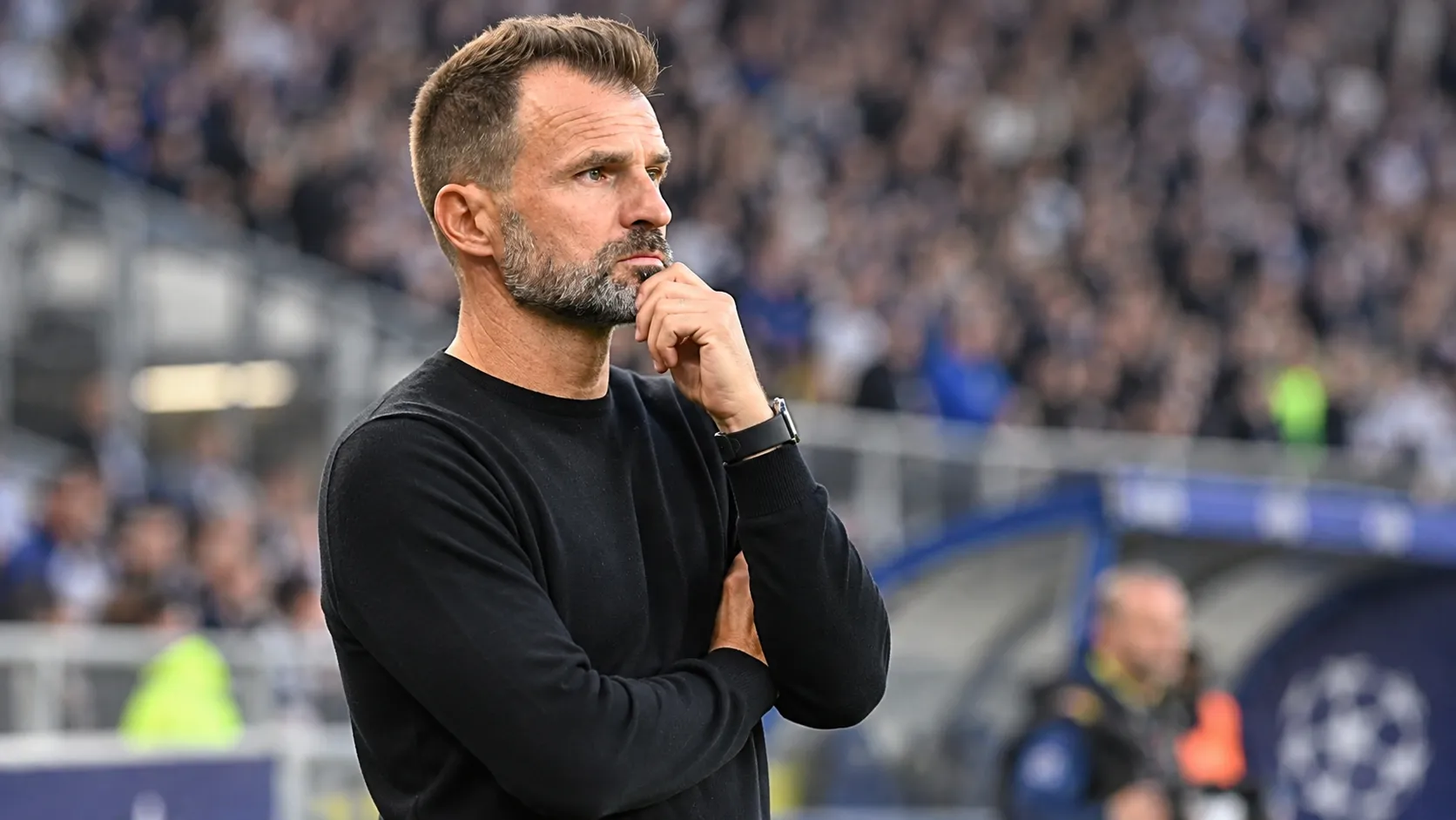 Ivan Leko staat geconcentreerd aan de zijlijn van een stadion.