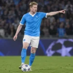 Kevin De Bruyne dirigeert het spel van Napoli op het middenveld.