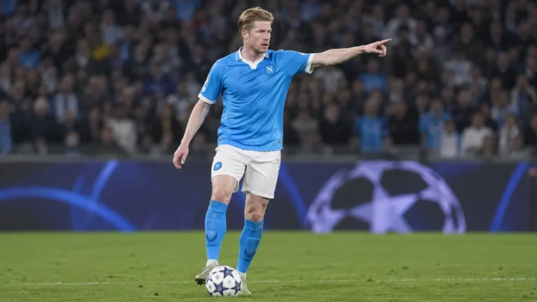 Kevin De Bruyne dirigeert het spel van Napoli op het middenveld.