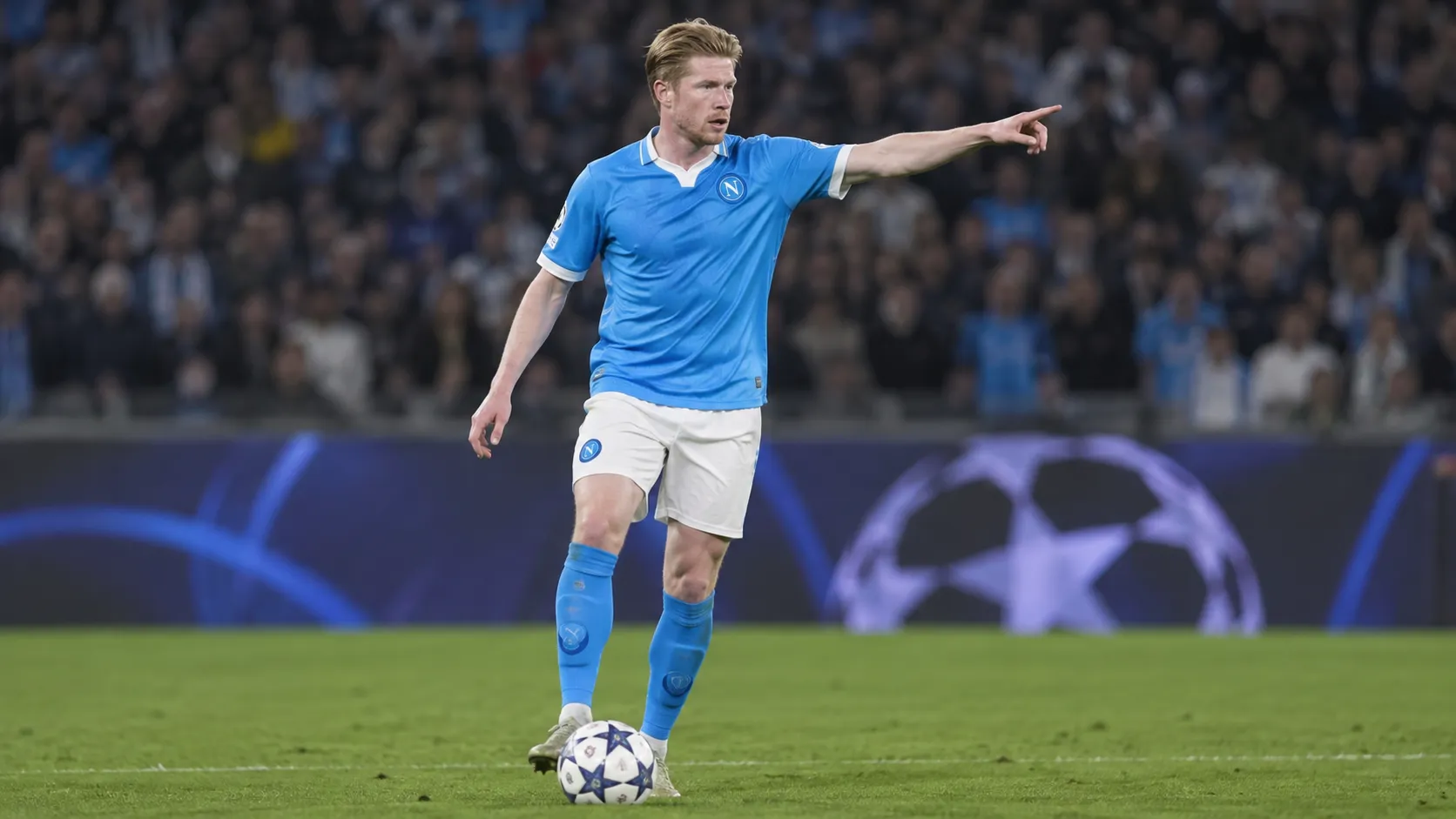 Kevin De Bruyne dirigeert het spel van Napoli op het middenveld.