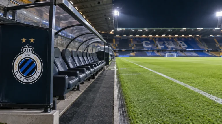 Lege technische zone aan het veld in het Jan Breydelstadion met een Club Brugge-embleem op de dug-out.