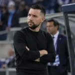 Francesco Farioli staat na een wedstrijd geconcentreerd langs de zijlijn van FC Porto.
