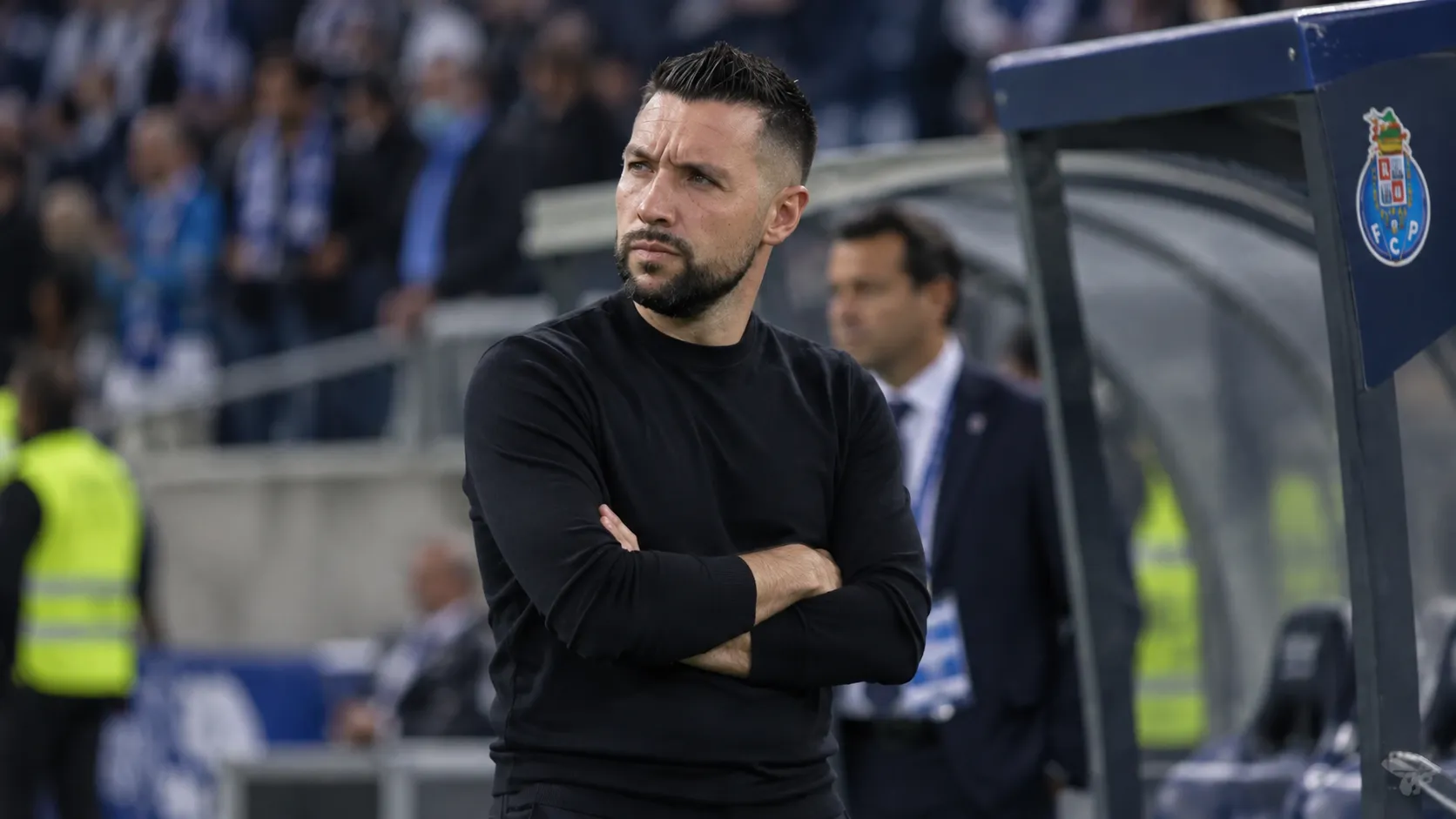 Francesco Farioli staat na een wedstrijd geconcentreerd langs de zijlijn van FC Porto.