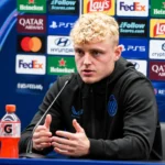 Joaquin Seys van Club Brugge aan tafel tijdens een Champions League-persmoment.