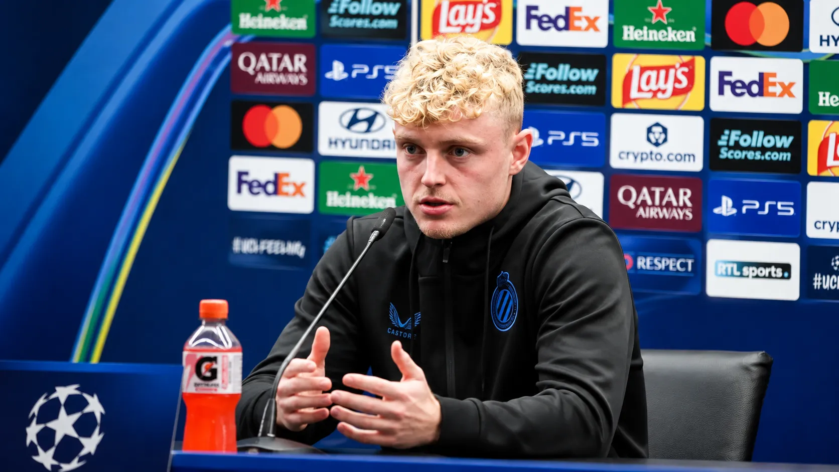 Joaquin Seys van Club Brugge aan tafel tijdens een Champions League-persmoment.