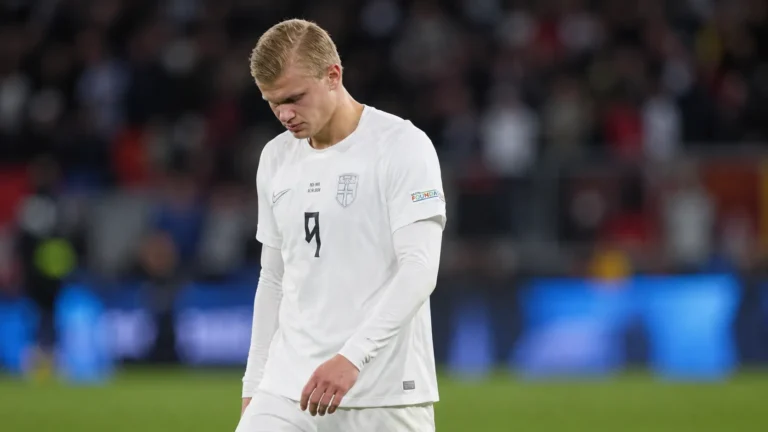 Erling Haaland in een wit Noors shirt op het veld.