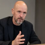 Erik ten Hag tijdens een rustig interview in een neutrale ruimte.