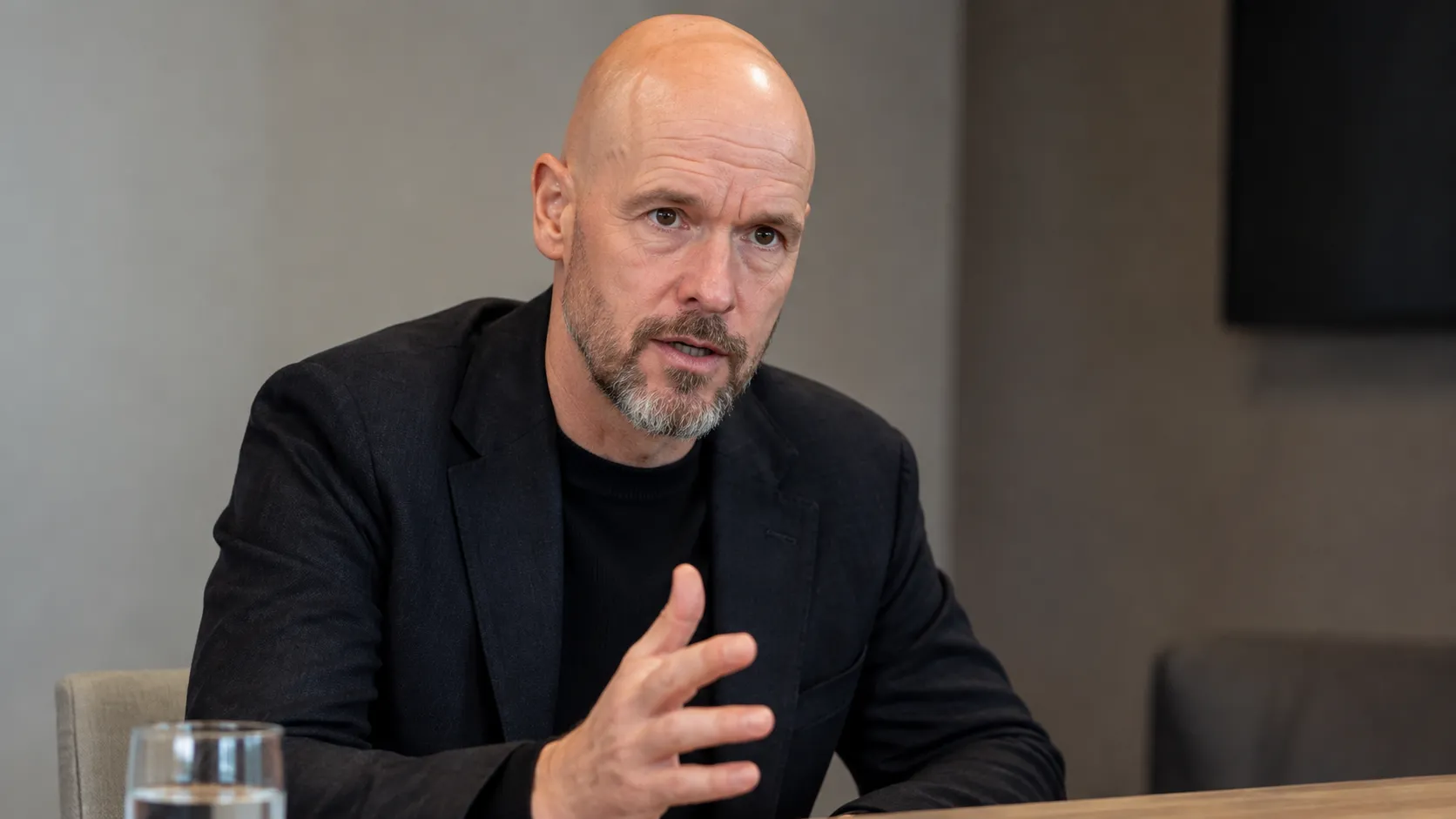 Erik ten Hag tijdens een rustig interview in een neutrale ruimte.