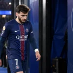 Khvicha Kvaratskhelia in PSG-tenue terwijl hij richting de spelerstunnel loopt.