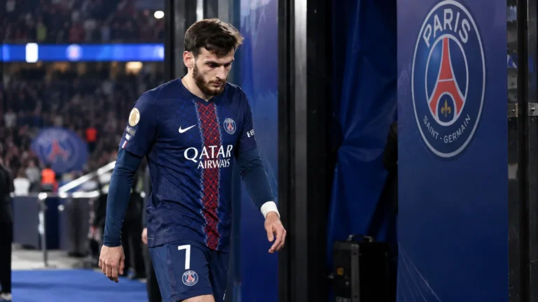 Khvicha Kvaratskhelia in PSG-tenue terwijl hij richting de spelerstunnel loopt.