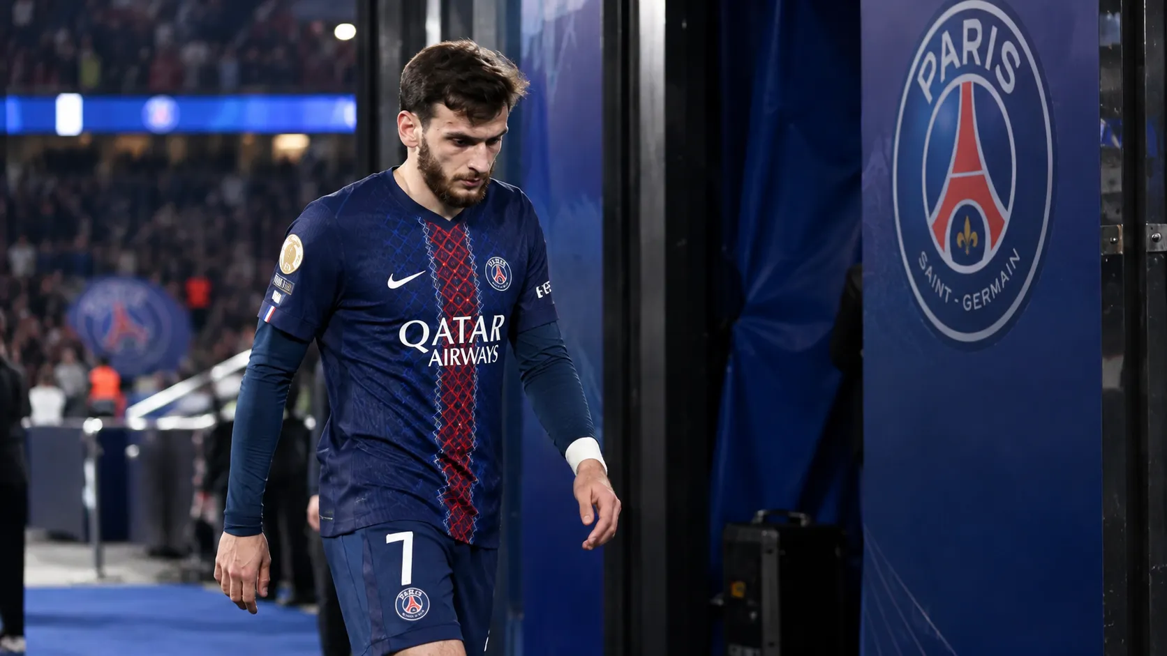 Khvicha Kvaratskhelia in PSG-tenue terwijl hij richting de spelerstunnel loopt.