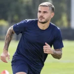 Mauro Icardi tijdens een individuele loopoefening in neutrale trainingskleding.