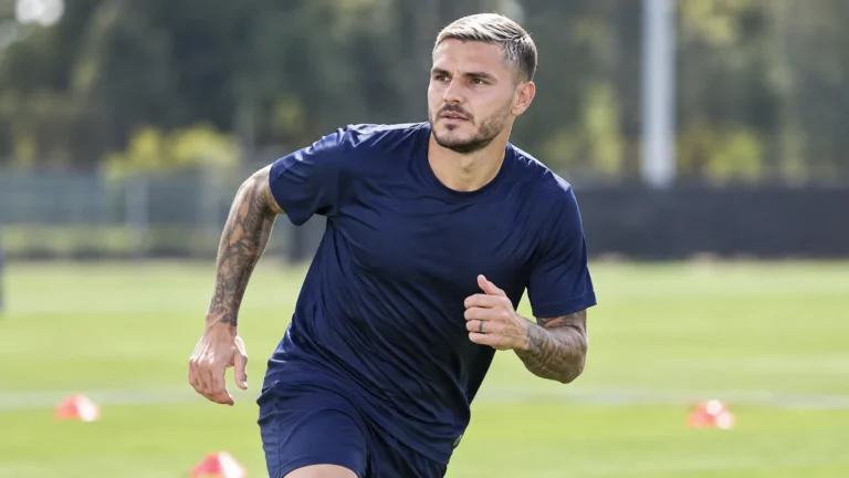 Mauro Icardi tijdens een individuele loopoefening in neutrale trainingskleding.