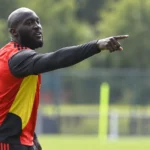 Romelu Lukaku tijdens een training van België op een voetbalveld.