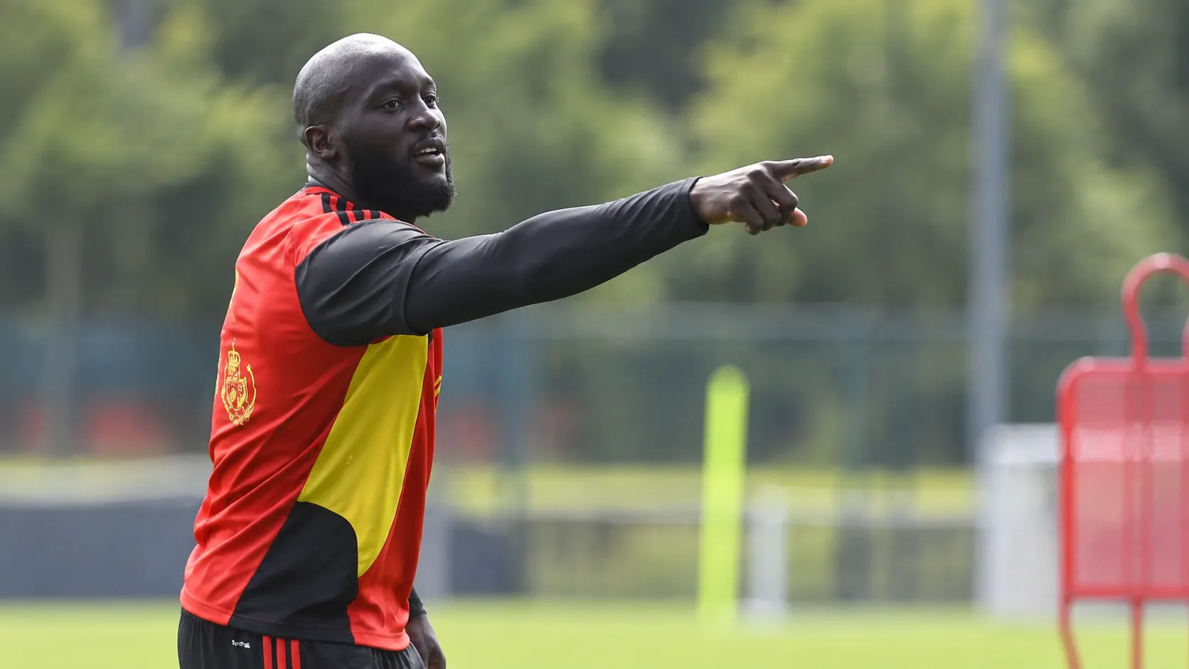 Romelu Lukaku tijdens een training van België op een voetbalveld.
