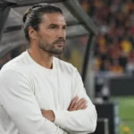 Yannick Cahuzac in de technische zone van RC Lens naast het veld.