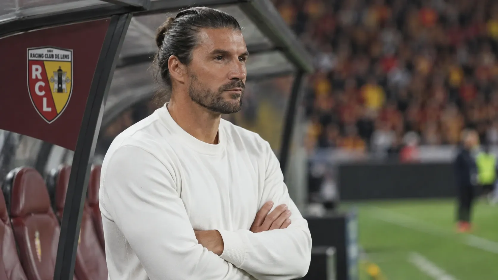 Yannick Cahuzac in de technische zone van RC Lens naast het veld.