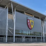 Lege stadiongevel van RC Lens met een fysiek geïntegreerd clubembleem.