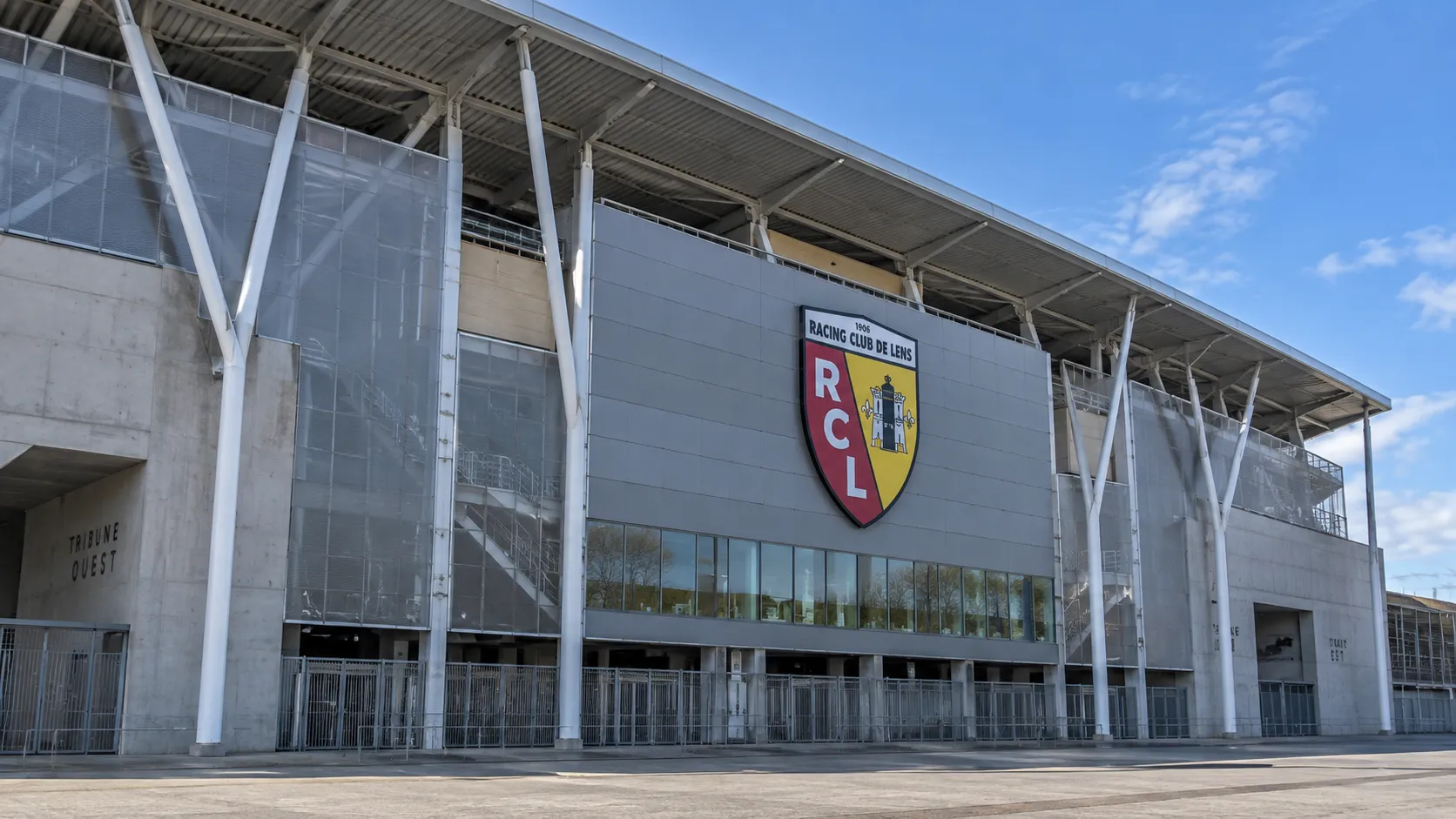 Lege stadiongevel van RC Lens met een fysiek geïntegreerd clubembleem.