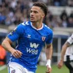 Chemsdine Talbi kijkt geconcentreerd tijdens een nieuw wedstrijdmoment in een blauw shirt.