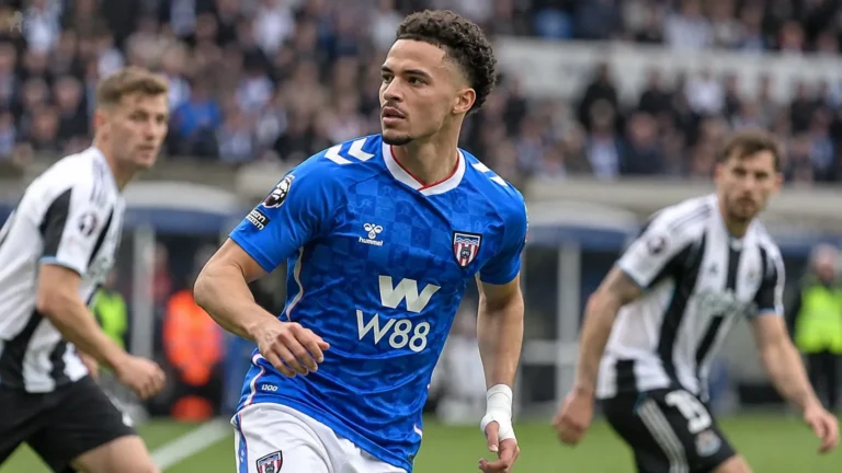 Chemsdine Talbi kijkt geconcentreerd tijdens een nieuw wedstrijdmoment in een blauw shirt.