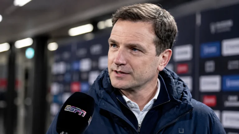 Dévy Rigaux tijdens een interview in een stadionomgeving.