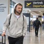Siebe Van der Heyden in een luchthaventerminal tijdens de reis van KAA Gent naar Portugal.