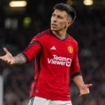 Lisandro Martínez in het rode shirt van Manchester United tijdens een moment op het veld.