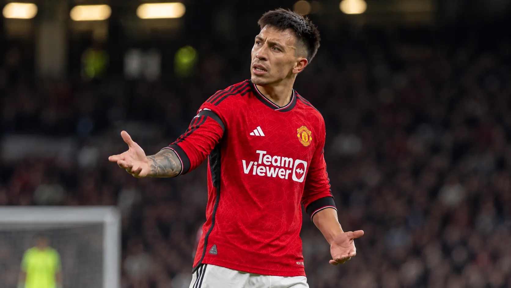 Lisandro Martínez in het rode shirt van Manchester United tijdens een moment op het veld.