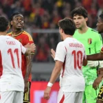 Spelers van België en Turkije in discussie met de scheidsrechter tijdens een wedstrijdmoment.