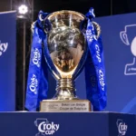 De Beker van België op een officieel Croky Cup-podium met blauwe linten.