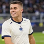 Nicolo Tresoldi van Club Brugge tijdens een rustig moment op het veld voor de wedstrijd.