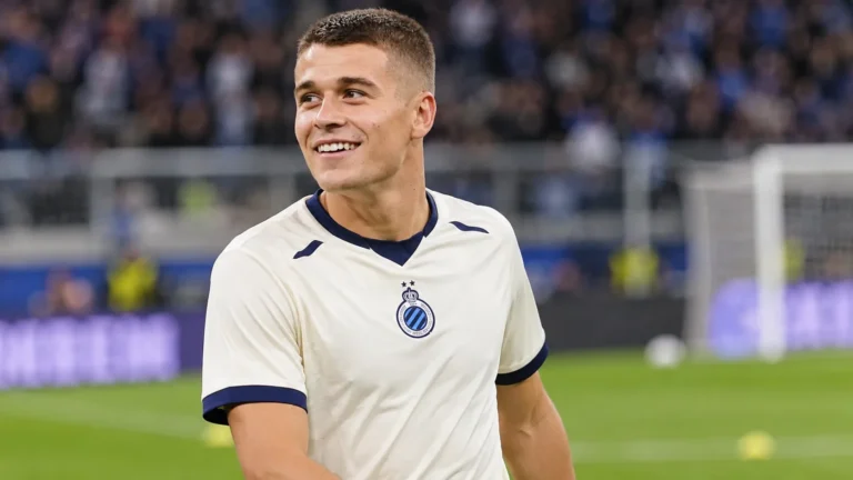 Nicolo Tresoldi van Club Brugge tijdens een rustig moment op het veld voor de wedstrijd.