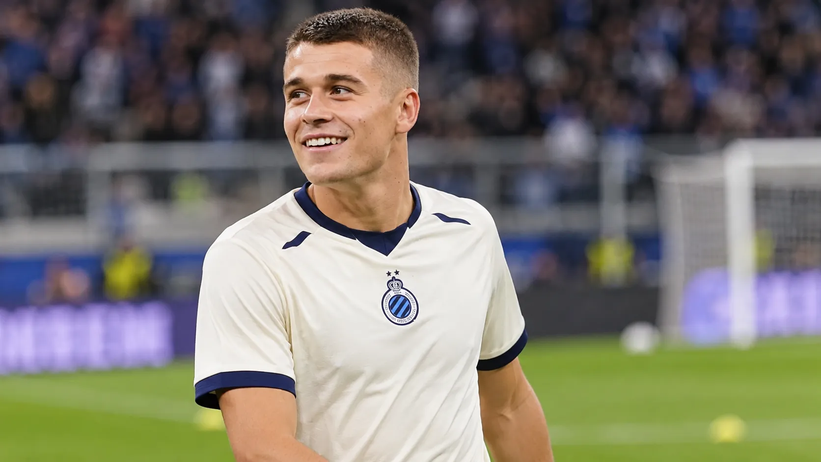 Nicolo Tresoldi van Club Brugge tijdens een rustig moment op het veld voor de wedstrijd.