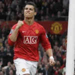 Cristiano Ronaldo viert in een rood Manchester United-tenue nabij het doel.