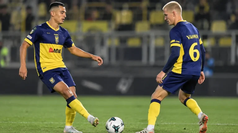 Twee spelers in blauw-geel tenue tijdens een technisch voetbalmoment.