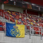 Een leeg stadionvak met een fysiek geïntegreerde Union SG-banner aan de balustrade.