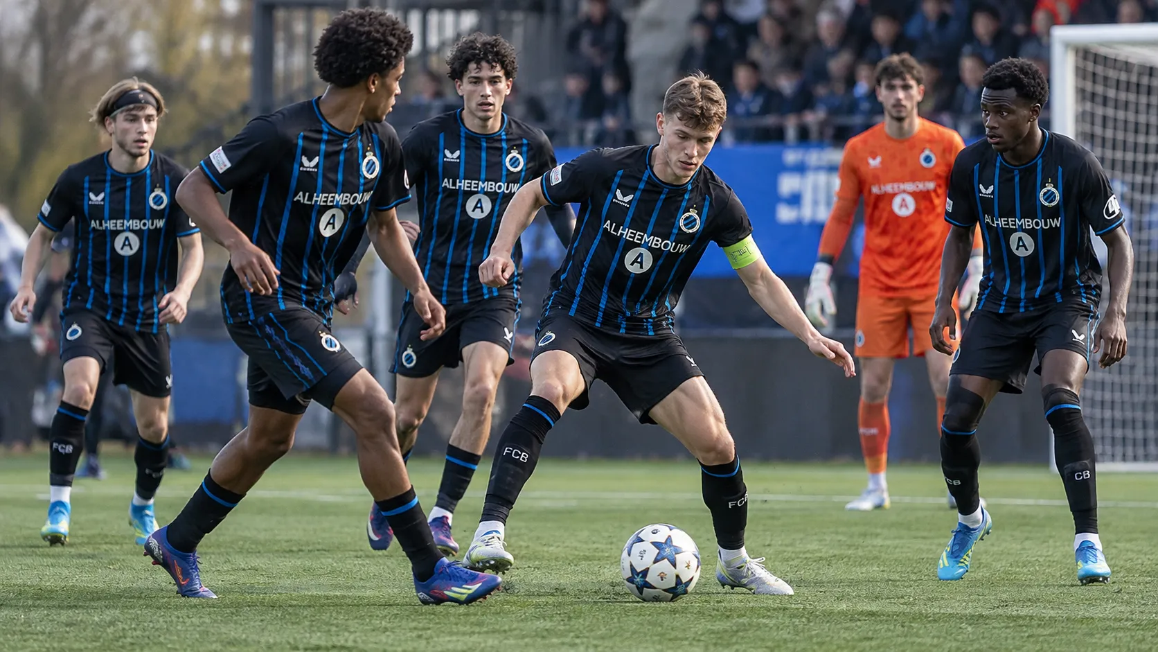 Club NXT-spelers in zwart-blauw tijdens een Youth League-wedstrijd.