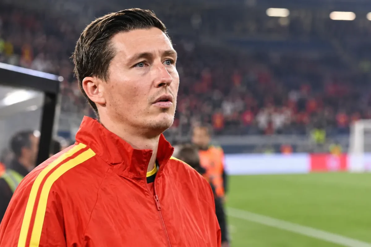Hans Vanaken in een rode sportjas aan de rand van het veld na de match.