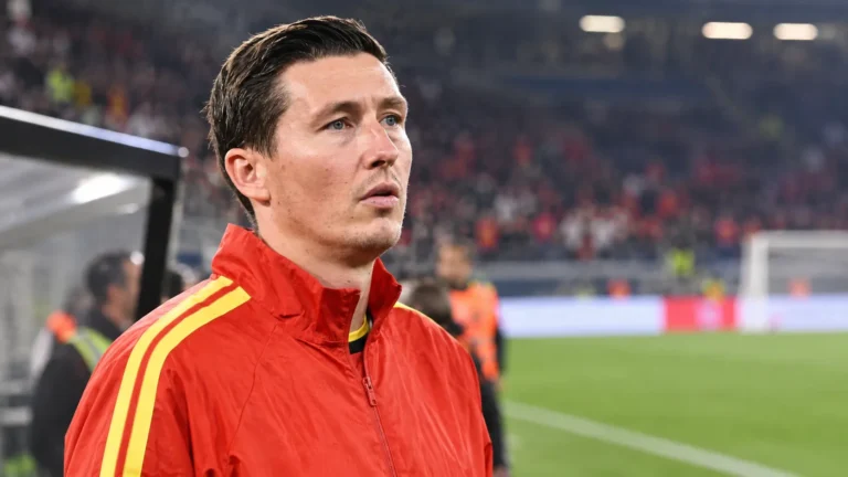 Hans Vanaken in een rode sportjas aan de rand van het veld na de match.