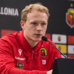 Anders Klynge spreekt op een persconferentie in zijn rode Jagiellonia-trainingsjas.