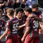 Een groep spelers van Zulte Waregem viert samen voor de tribune.
