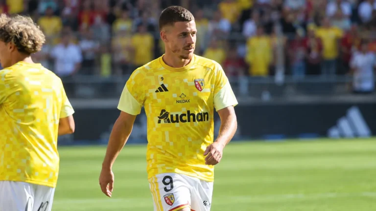 Thorgan Hazard in het gele tenue van RC Lens op het veld.