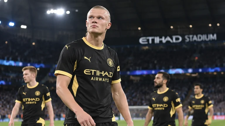Erling Haaland in het zwarte en gele shirt van Manchester City in een verlicht stadion.