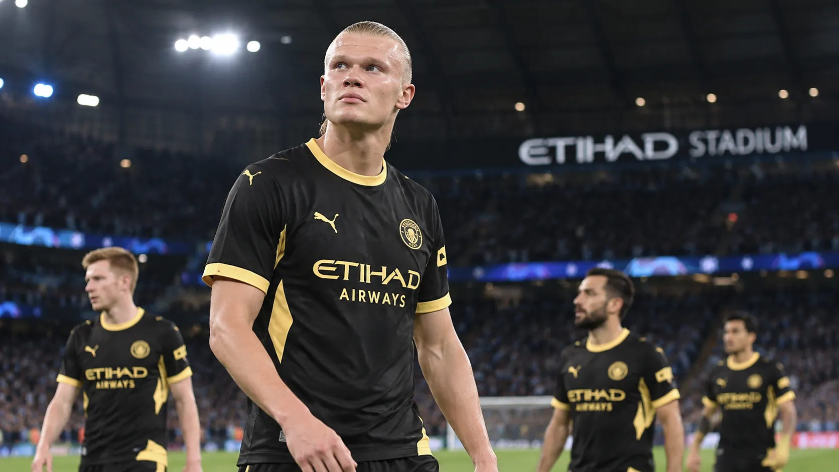 Erling Haaland in het zwarte en gele shirt van Manchester City in een verlicht stadion.