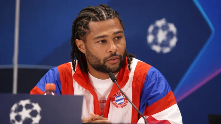 Serge Gnabry spreekt op een persconferentie van Bayern München voor een Champions League-duel.